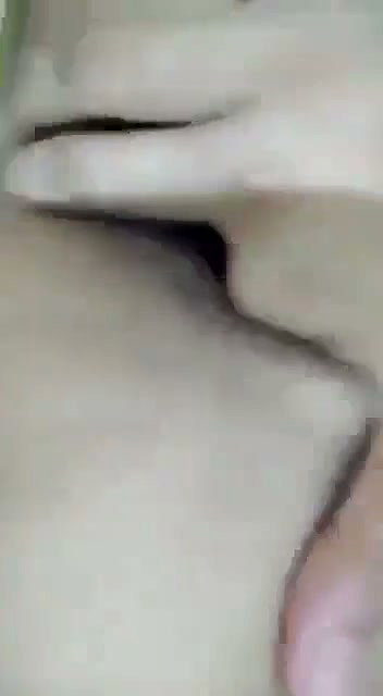 shalwar wali ladki ne chut mein ungli kri