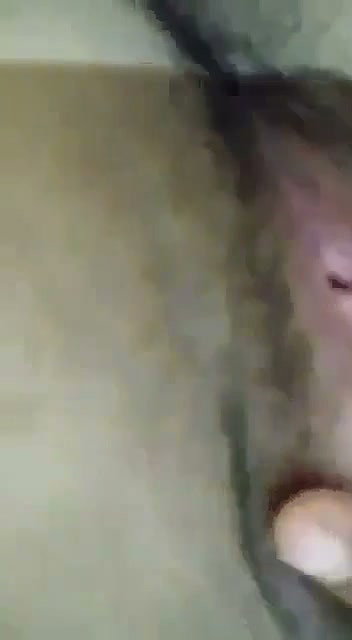 shalwar wali ladki ne chut mein ungli kri