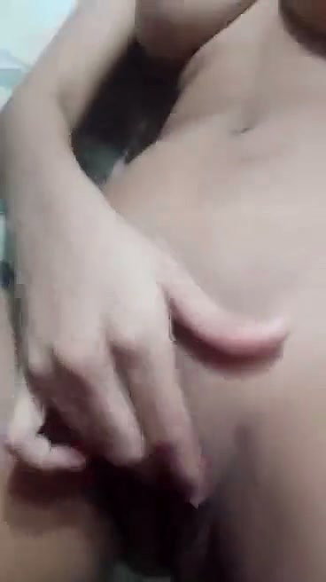 desi nangi ladki ne chut mein ungli kri