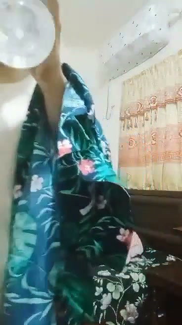 shalwar kholke boob dikhayi