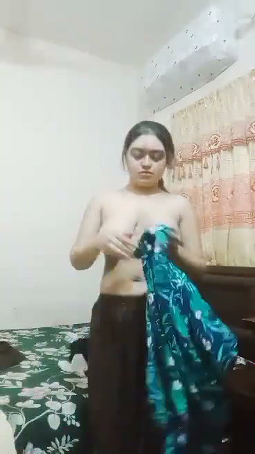 shalwar kholke boob dikhayi