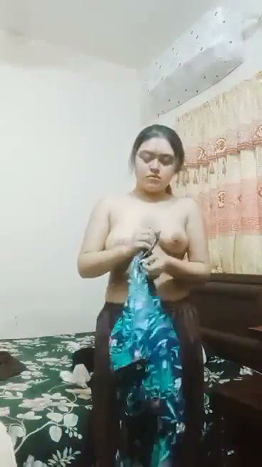 shalwar kholke boob dikhayi