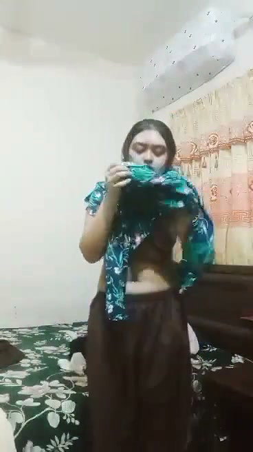 shalwar kholke boob dikhayi