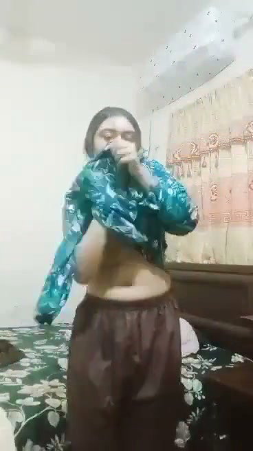 shalwar kholke boob dikhayi