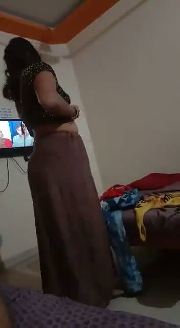 nangi bhabhi ne kapde pehni