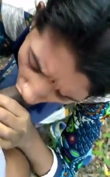 Hot girl Blowjob in middle of jungle