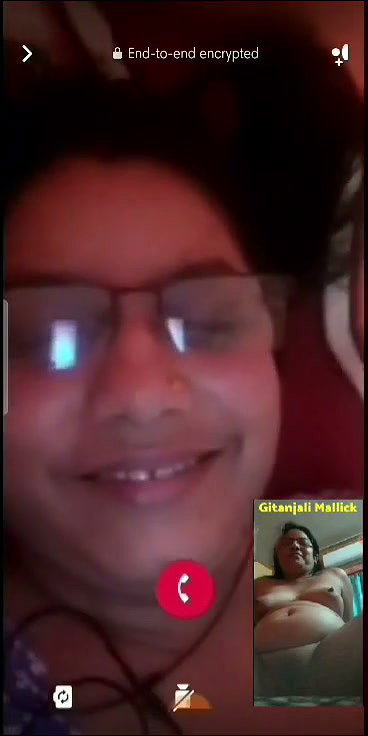 Bhabhi show her huge boobs on vc