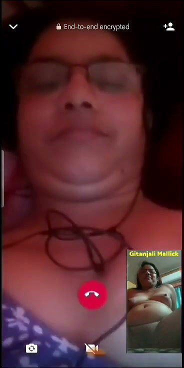 Bhabhi show her huge boobs on vc