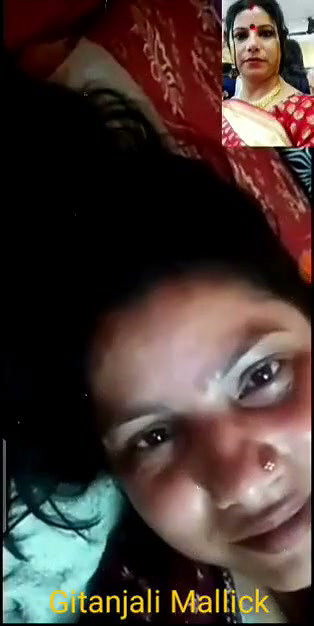 Sexy bhabhi show her boobs on vc