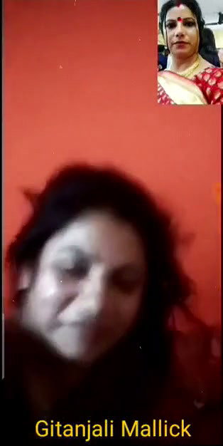 Sexy bhabhi show her boobs on vc