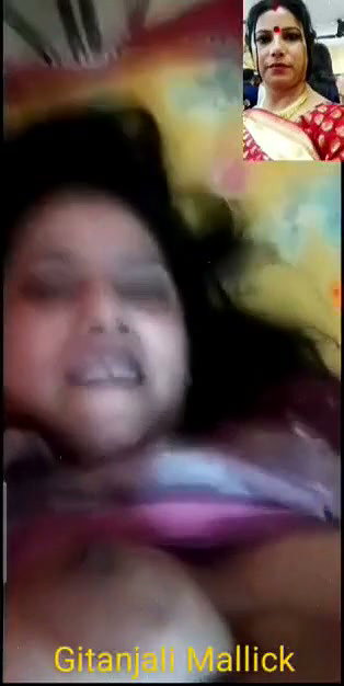 Sexy bhabhi show her boobs on vc