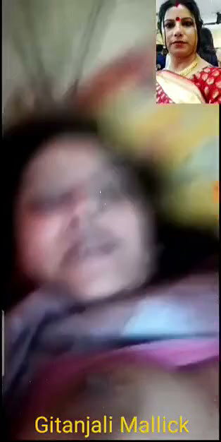 Sexy bhabhi show her boobs on vc