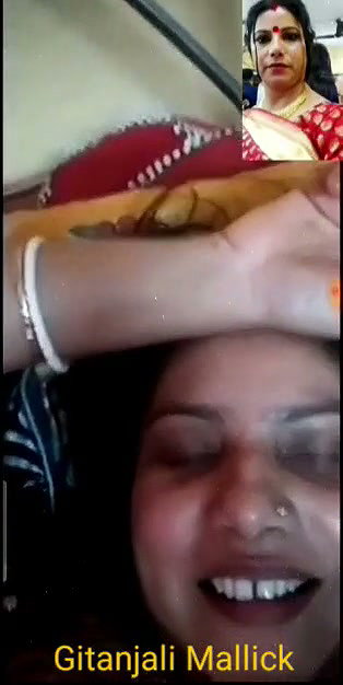 Sexy bhabhi show her boobs on vc