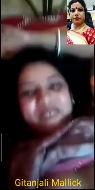 Sexy bhabhi show her boobs on vc