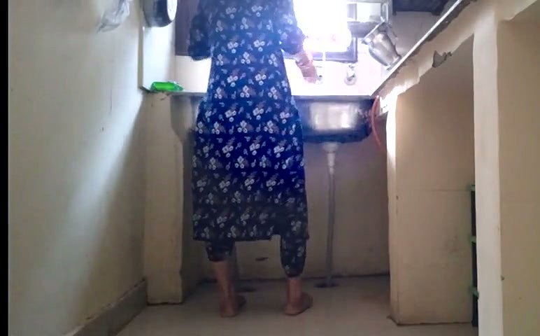 Aunty fuck in kitchen while working