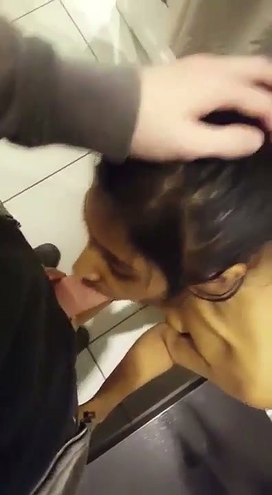 Mall ki changing room mey desi ladki lund chusa foreign bf ka