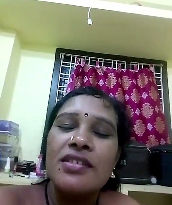Bhabhi showing her huge boob