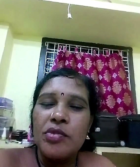 Bhabhi showing her huge boob