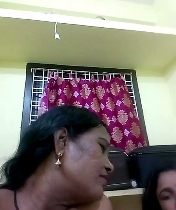 Bhabhi showing her huge boob