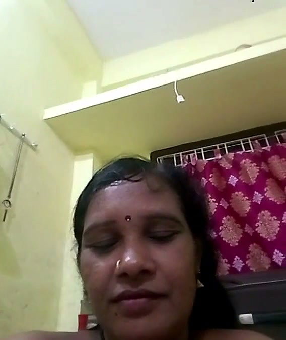 Bhabhi showing her huge boob