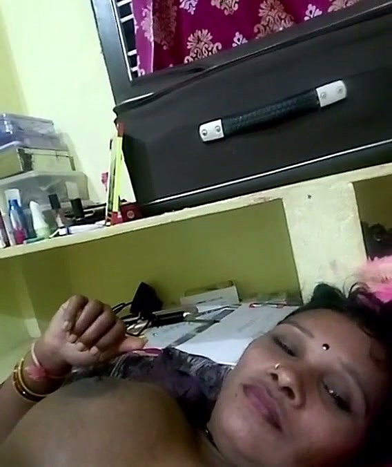 Bhabhi showing her huge boob