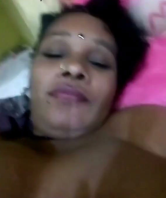 Bhabhi showing her huge boob