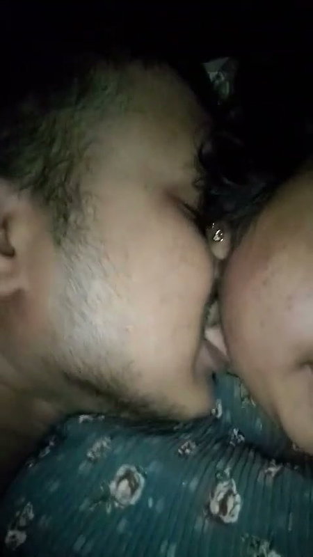 Boyfriend sucking boob of his gf