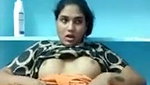 Hot girl rubing her pussy on vc