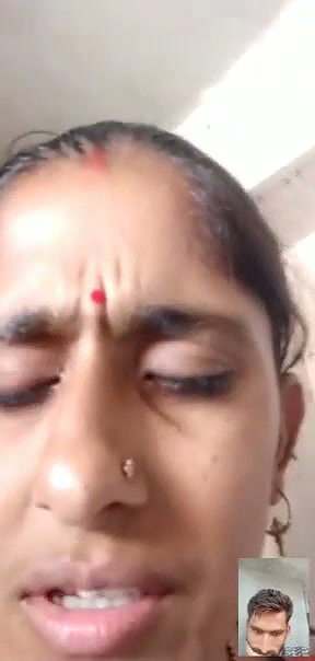 Sexy bhabhi show her beauty in vc