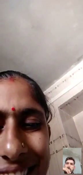 Sexy bhabhi show her beauty in vc