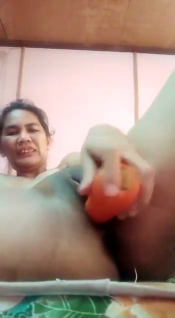 Aunty putting carrot on her pussy