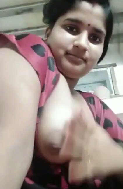 Neighbour bhabhi show her huge boob