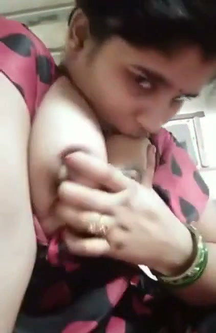 Neighbour bhabhi show her huge boob