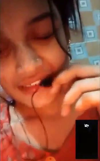 Sexy looking girl show her boob on vc