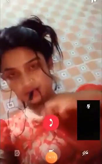 Sexy looking girl show her boob on vc
