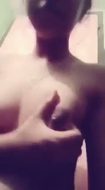 Sexy girl show her pussy