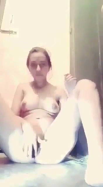 Sexy girl show her pussy