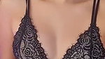 chasmih ladki ne boob dikhayi