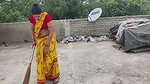 labour ke sath bhabhi ki chudai Chaat pe khub chillai