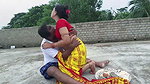 labour ke sath bhabhi ki chudai Chaat pe khub chillai