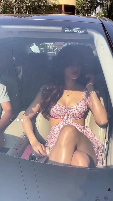 DISHA PATANI GLAM SEXY FLAUNTING HER CURVES TO US