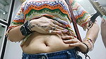 chubby desi lady navel piercing in top