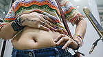 chubby desi lady navel piercing in top