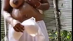 khule mein bhabhi nahayi