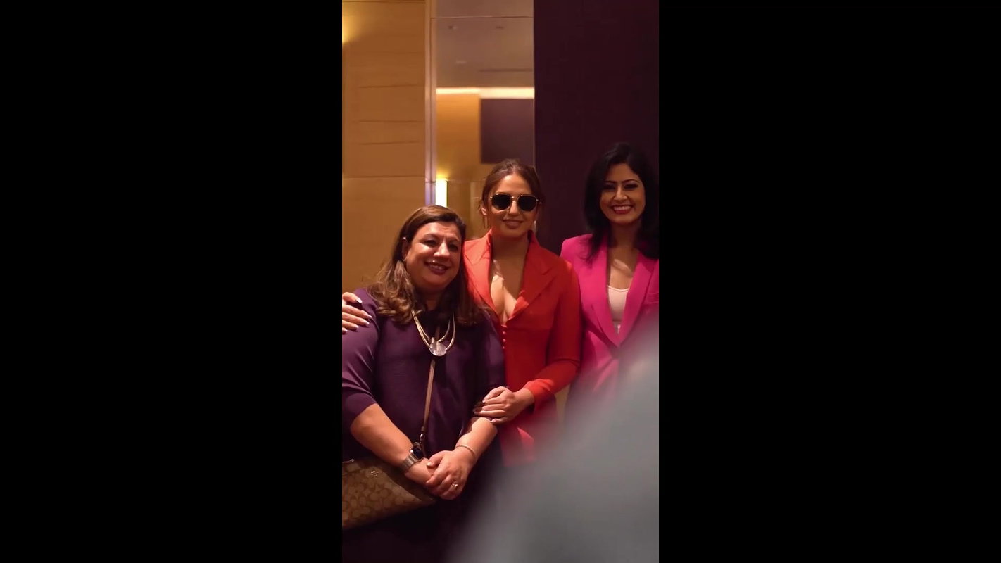 Huma Qureshi sexy boobs show in 2 piece hot