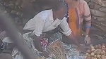 Desi Bhabhi Thela Wala ko Seb badlemei Handjob de dia
