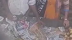 Desi Bhabhi Thela Wala ko Seb badlemei Handjob de dia