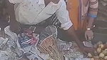 Desi Bhabhi Thela Wala ko Seb badlemei Handjob de dia