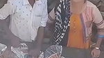 Desi Bhabhi Thela Wala ko Seb badlemei Handjob de dia