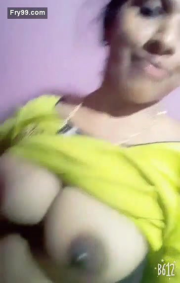 Desi sexy bhabi shwo her boobs